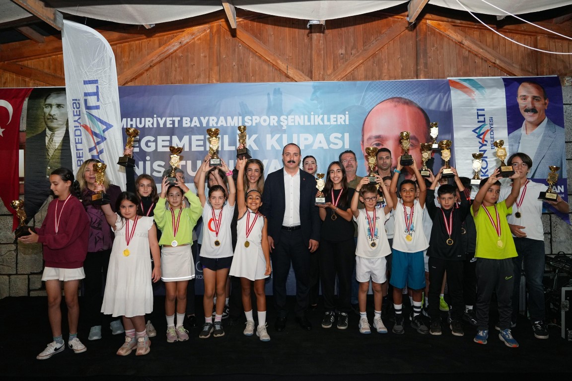 Genç raketler madalyalarını Başkan Kotan'dan aldı